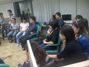 Các anh chị em nhân viên văn phòng Công ty Essco đang theo dõi VS Nguyễn Ngọc Nội trao đổi về môn Vĩnh Xuân trong ngày khai giảng lớp A15 Xuân Thủy (03.11.2011)